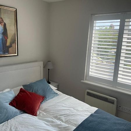 2 Bedroom House In Central Windsor - The Town Екстериор снимка