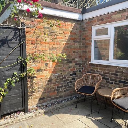 2 Bedroom House In Central Windsor - The Town Екстериор снимка