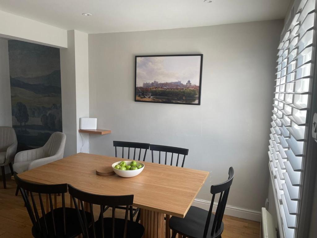 2 Bedroom House In Central Windsor - The Town Екстериор снимка