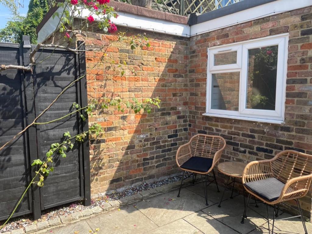 2 Bedroom House In Central Windsor - The Town Екстериор снимка